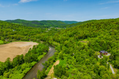 Five-minute drive to Woodstock Village shops and restaurants from All Seasons